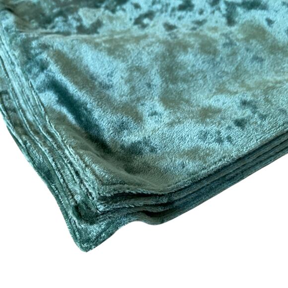 Tahari Green Velvet Velour Placemats Set of 4 Christmas Holiday 13x18 New - Picture 3 of 15